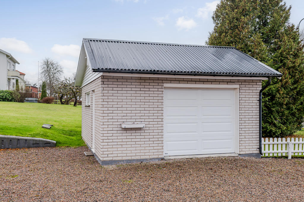 Fristående garage med elport ca. 35 m2.