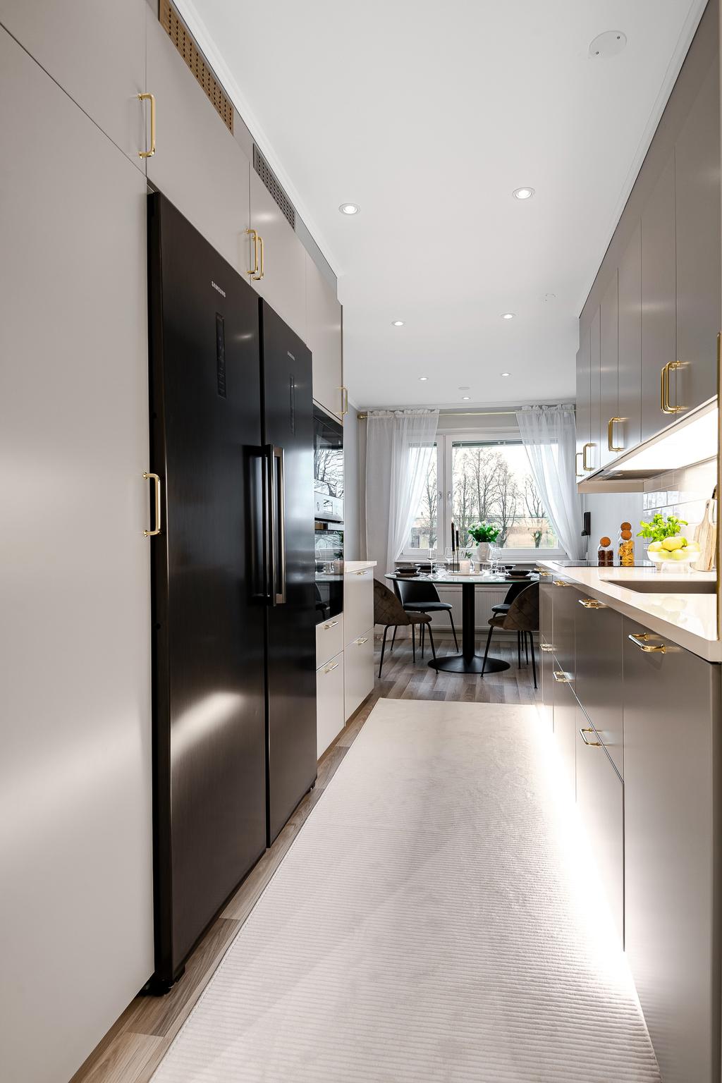 Spotlights genomgående i kök, hall och vardagsrum