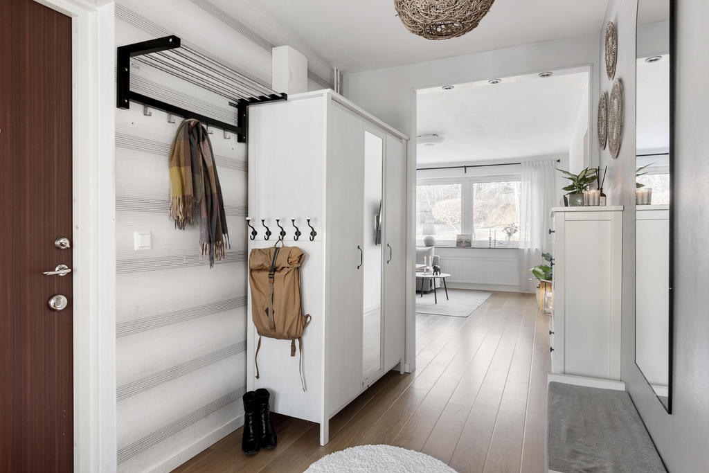 Välkommen in till en ljus och rymlig hall!