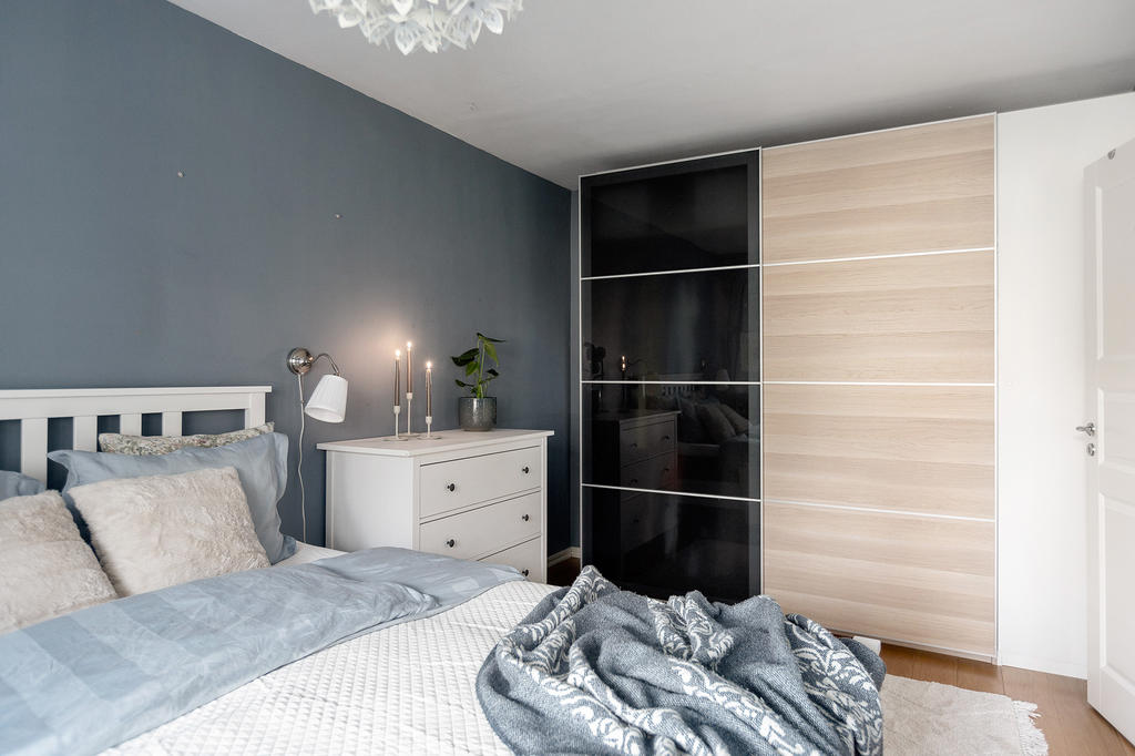 Generöst sovrum med gott om förvaringsmöjligheter