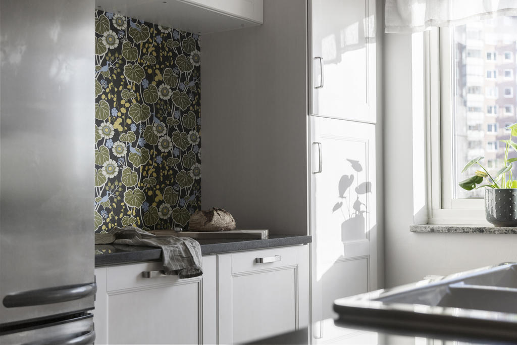 Kök med mycket bänkyta