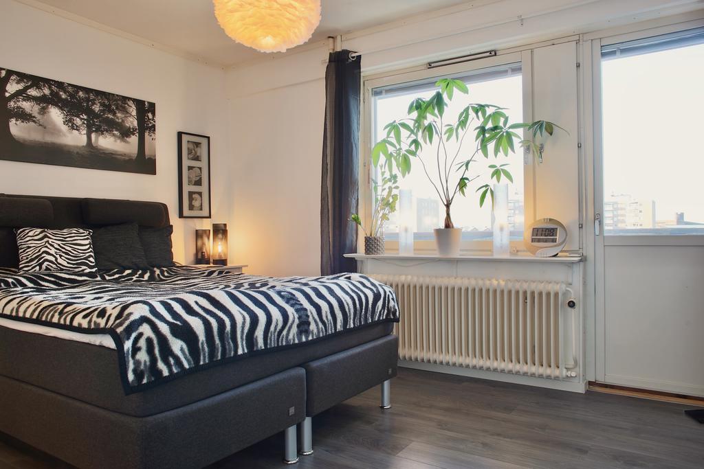 Ljust sovrum med utgång till balkong i västerläge