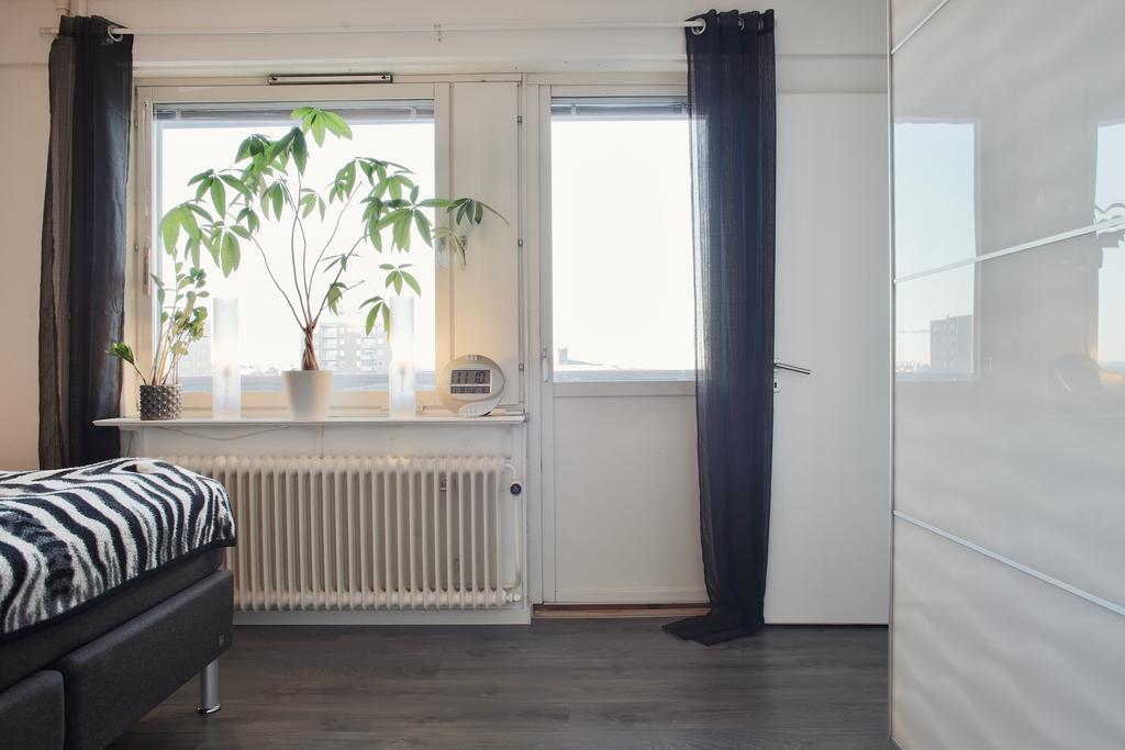 Sovrum med skjutdörrsgarderob och utgång till balkongen 