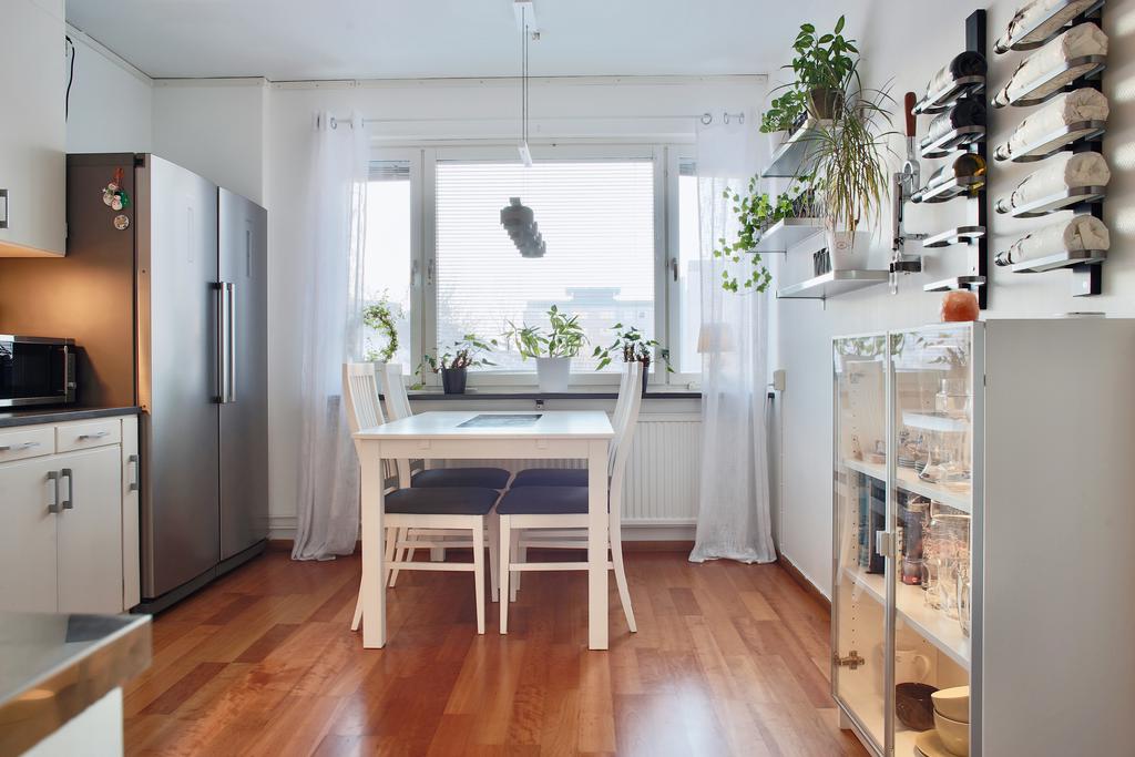 Gott om plats för matbord vid fönstret