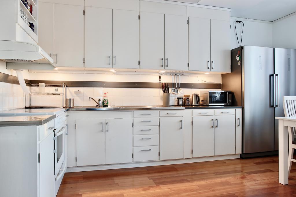 Ljus skåpinredning och rostfri diskbänk. Ny kyl och frys 2016