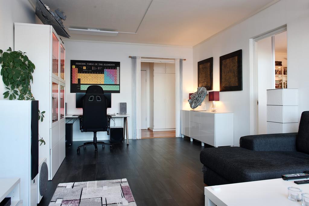 Ingång till vardagsrum via hallen och ingång till sovrummet