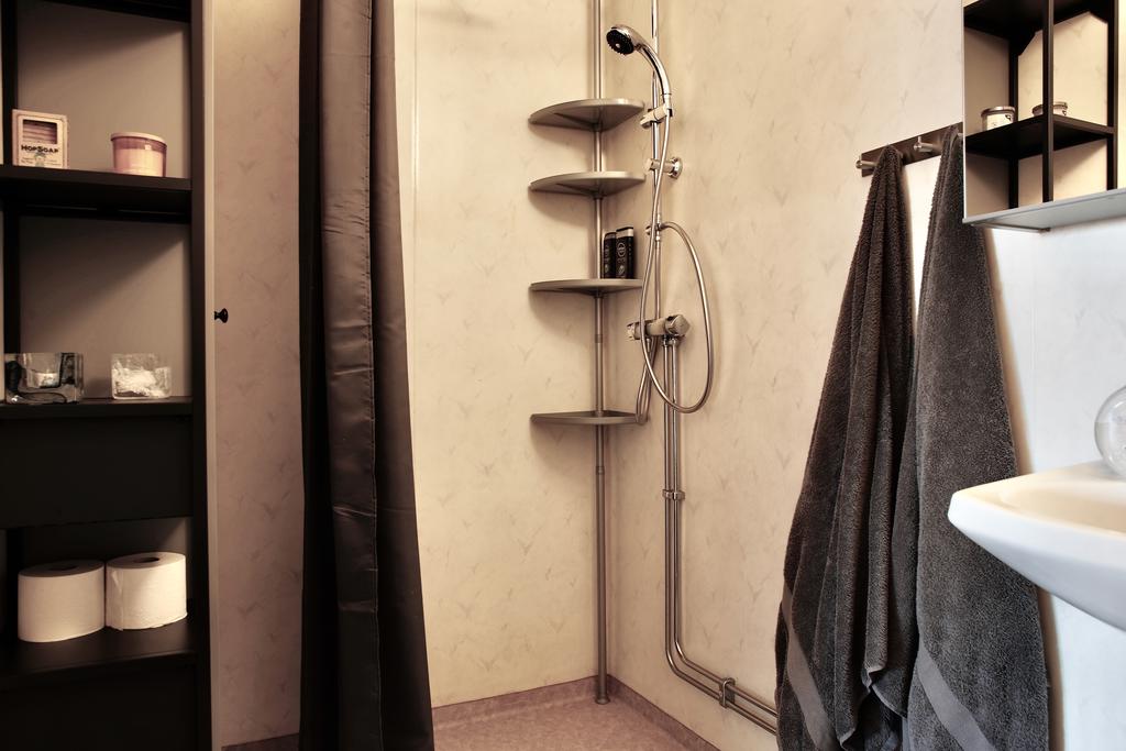 Dusch i badrummet, skåpet på bild ingår inte i köpet