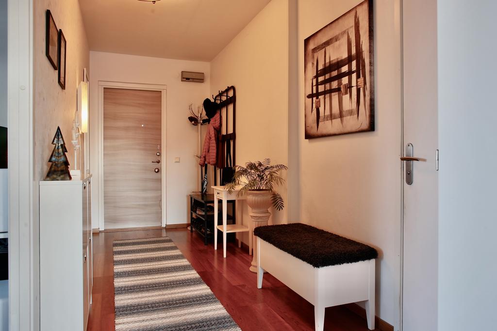 Klädavhängning i hallen, dörr till badrum 