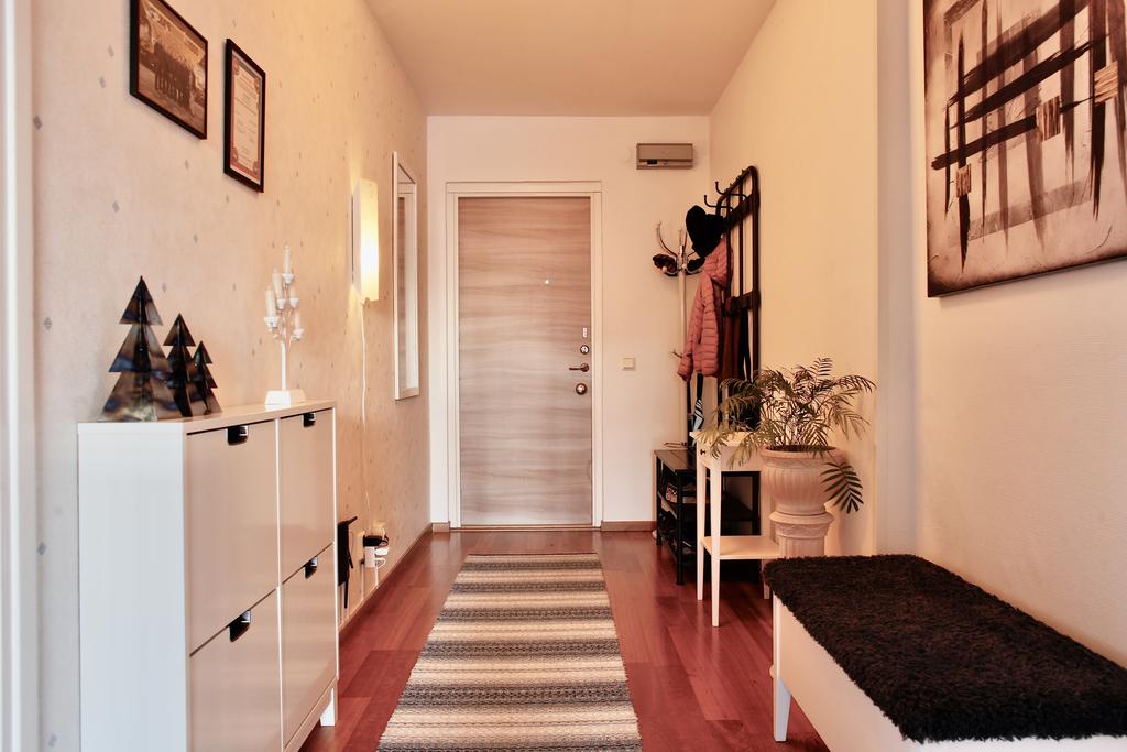 Ingång till ljus och välkomnande hall 