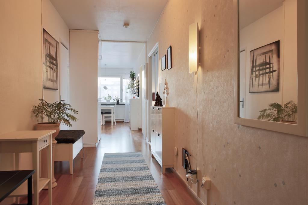 Vy från entrén in mot lägenheten 