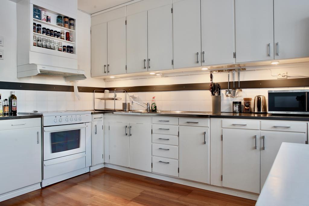 Goda arbetsytor och kakel ovanför 