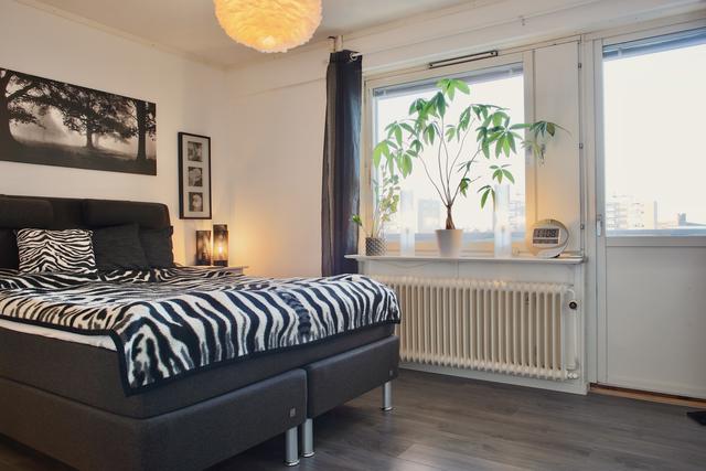 Ljust sovrum med utgång till balkong i västerläge