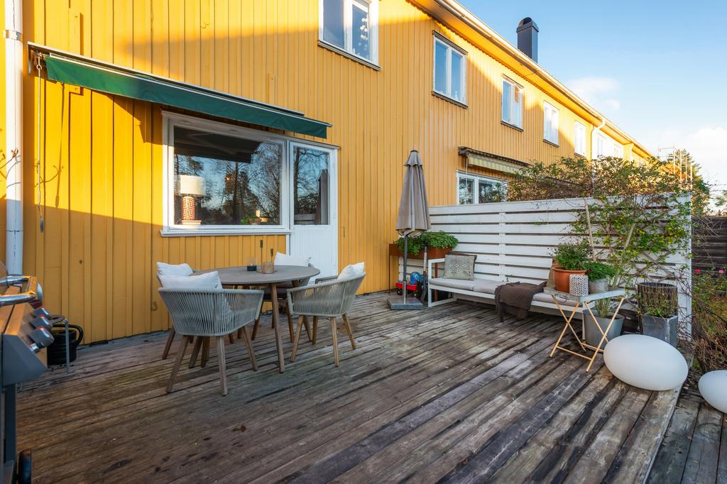 Rymlig uteplats med fri utsikt i bästa solläge