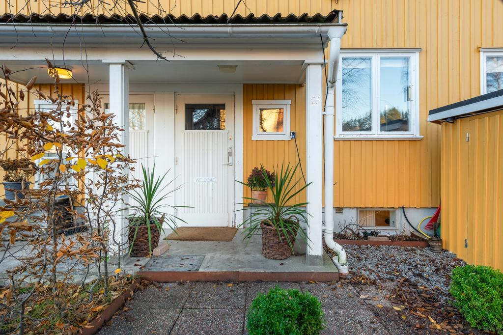 Mysig entré under tak samt praktiskt förråd intill entrén.
Nyckel fritt lås utrustat med Yale Doorman lås.