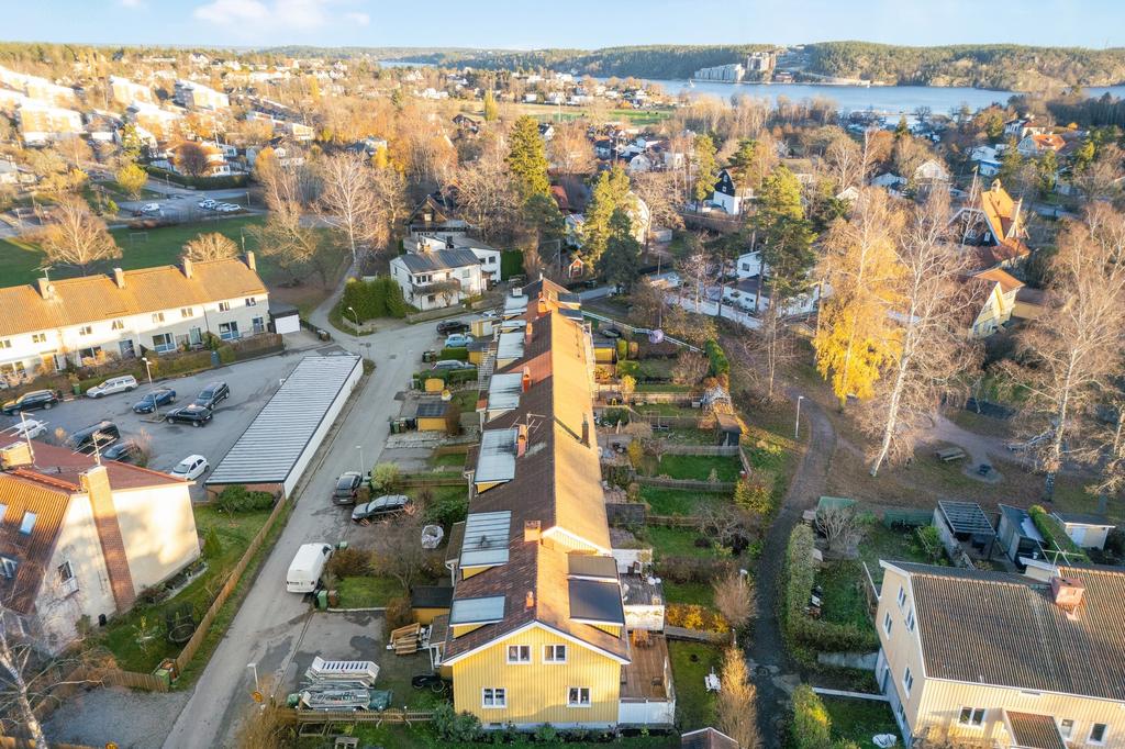 Belägen intill barnvänlig lekpark