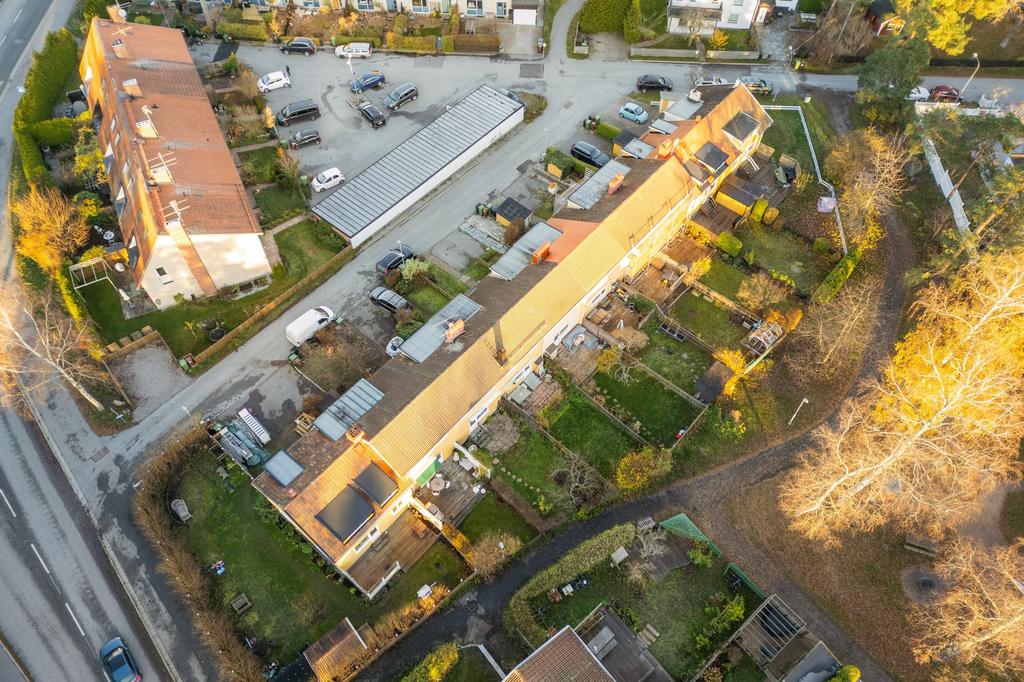 Sälgstigen från ovan med plan, barnvänlig uteplats och trädgård