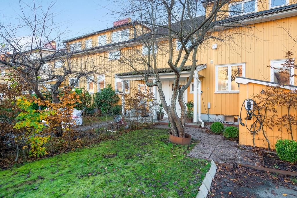 Egen P - plats intill entrén med elbils laddare