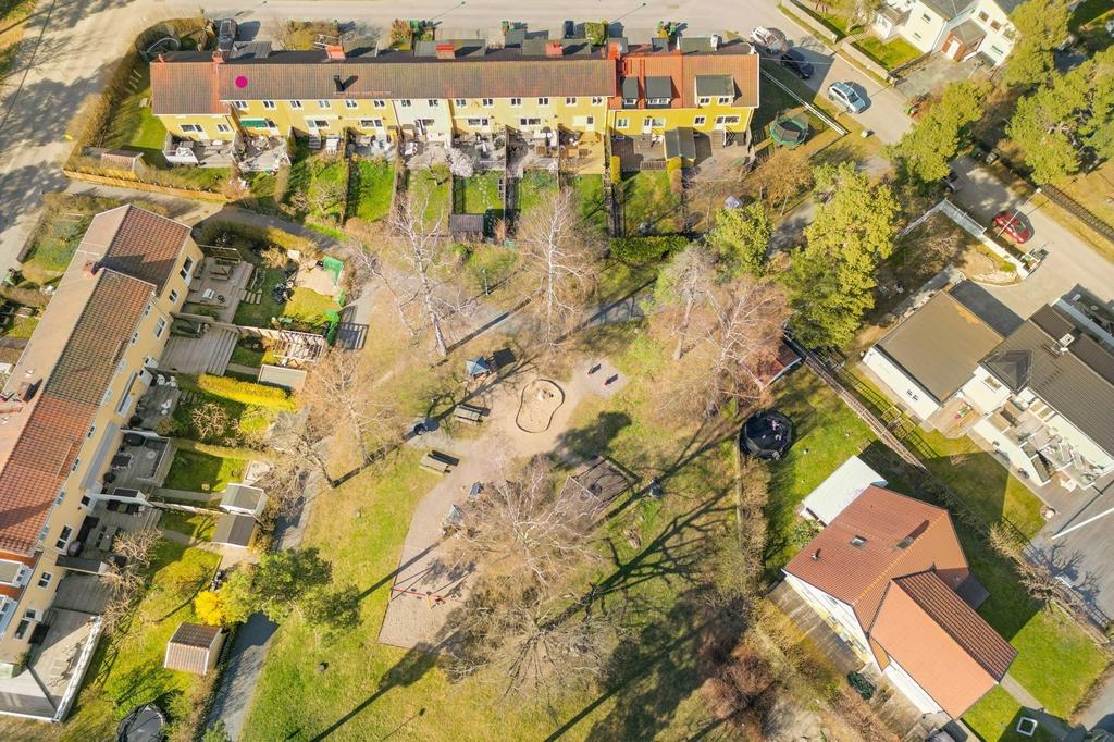 Fritt, öppet läge mot parken från uteplatsen