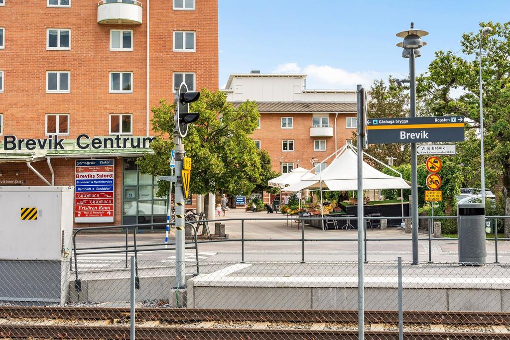 Breviks Centrum med bland annat välsorterad mataffär och trevlig torghandel på bekvämt gångavstånd från huset 