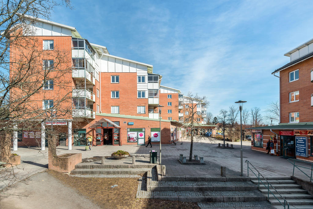 Breviks Centrum med sin småstadscharm och flera bra butiker