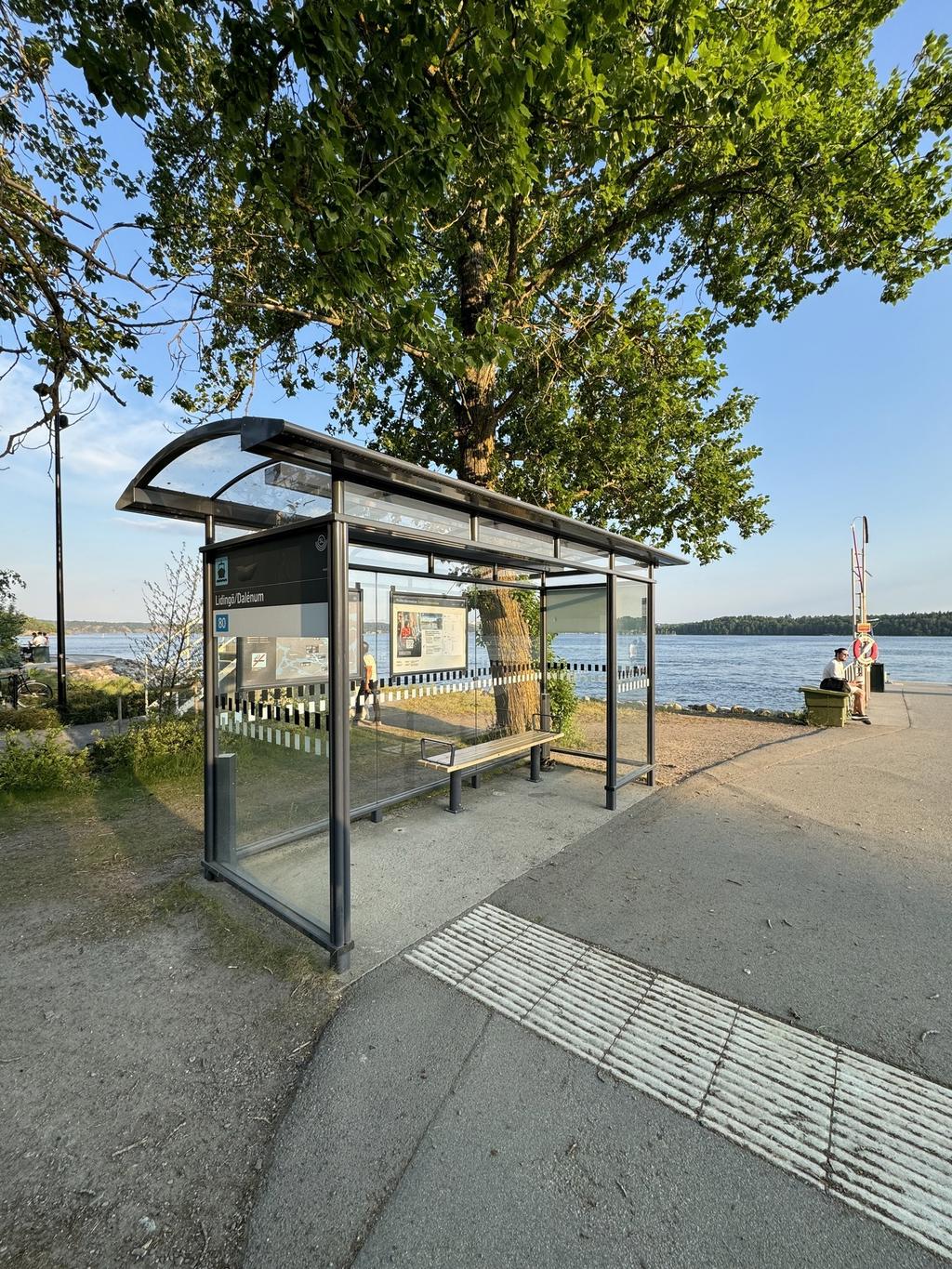 Dalénum Båtpendla till Nybrokajen och Nacka, sommarbild. SL - kort gäller