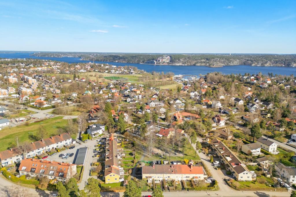 God närhet till Brevisängarna och Breviks Småbåtshamn med möjlighet till egen båtplats