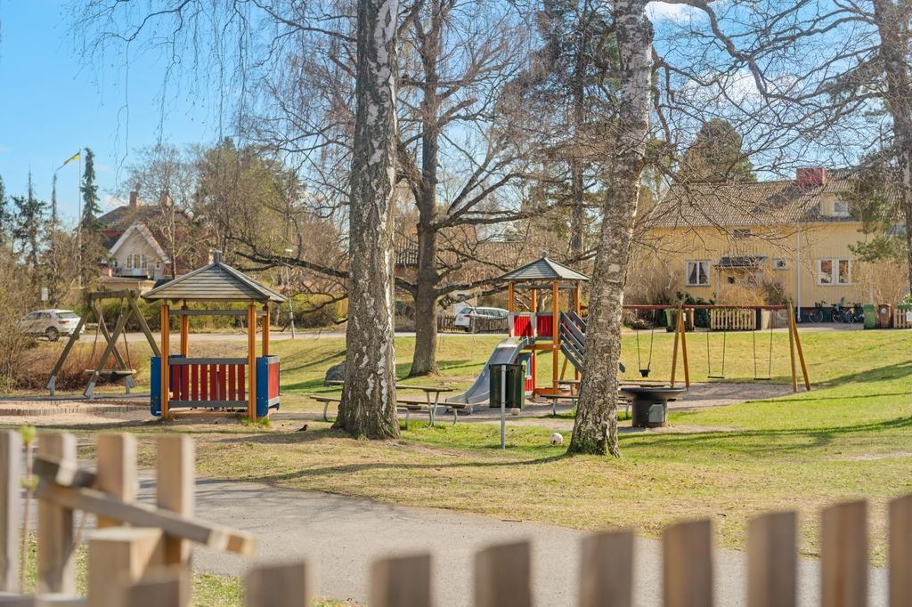 Mysiga och välskötta lekparken i direkt anslutning till trädgården