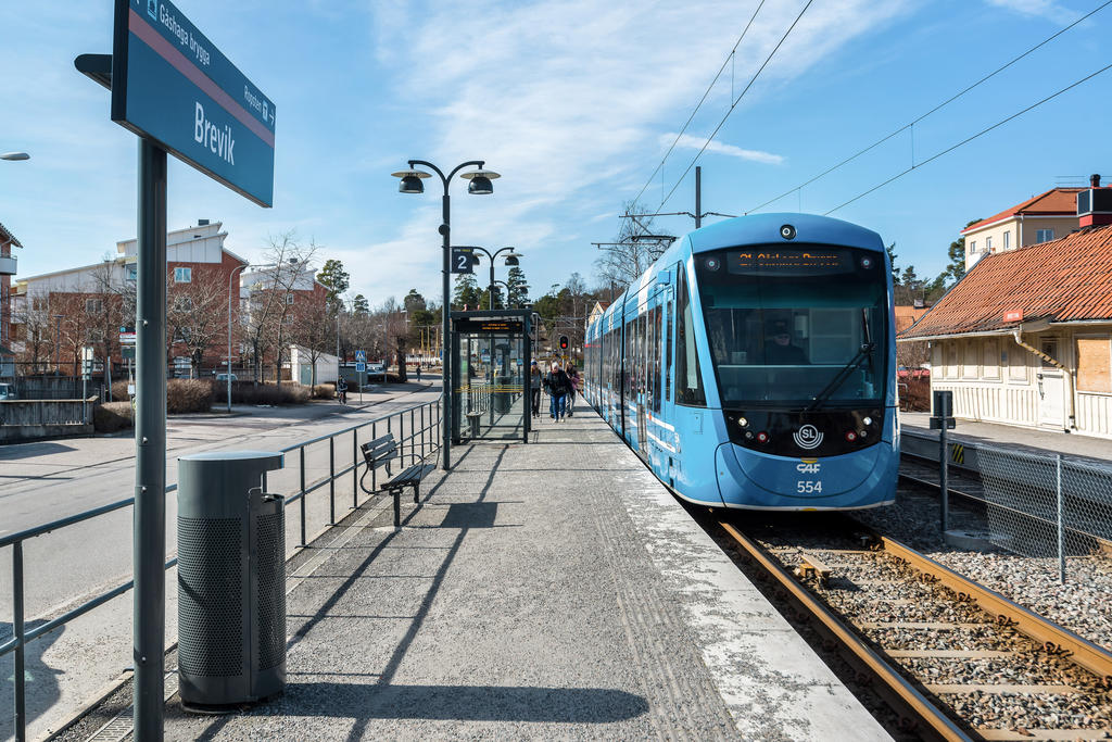 Utmärkta kommunikationer med Lidingöbanan ifrån Breviks Centrum på bekvämt gångavstånd från Sälgstigen