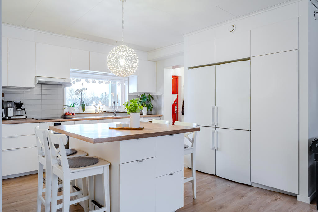 Bra kök med stor kyl och frys samt en trevlig köksö för sociala middagar