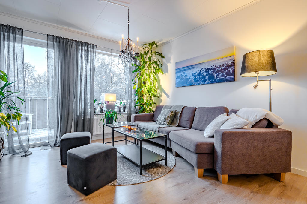 Vardagsrummet har utgång till balkongen
