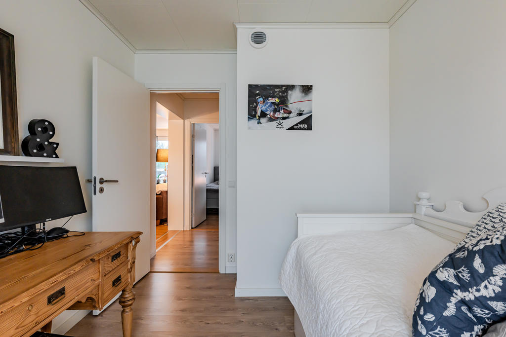 Från passagen når du två av sovrummen och en klädkammare