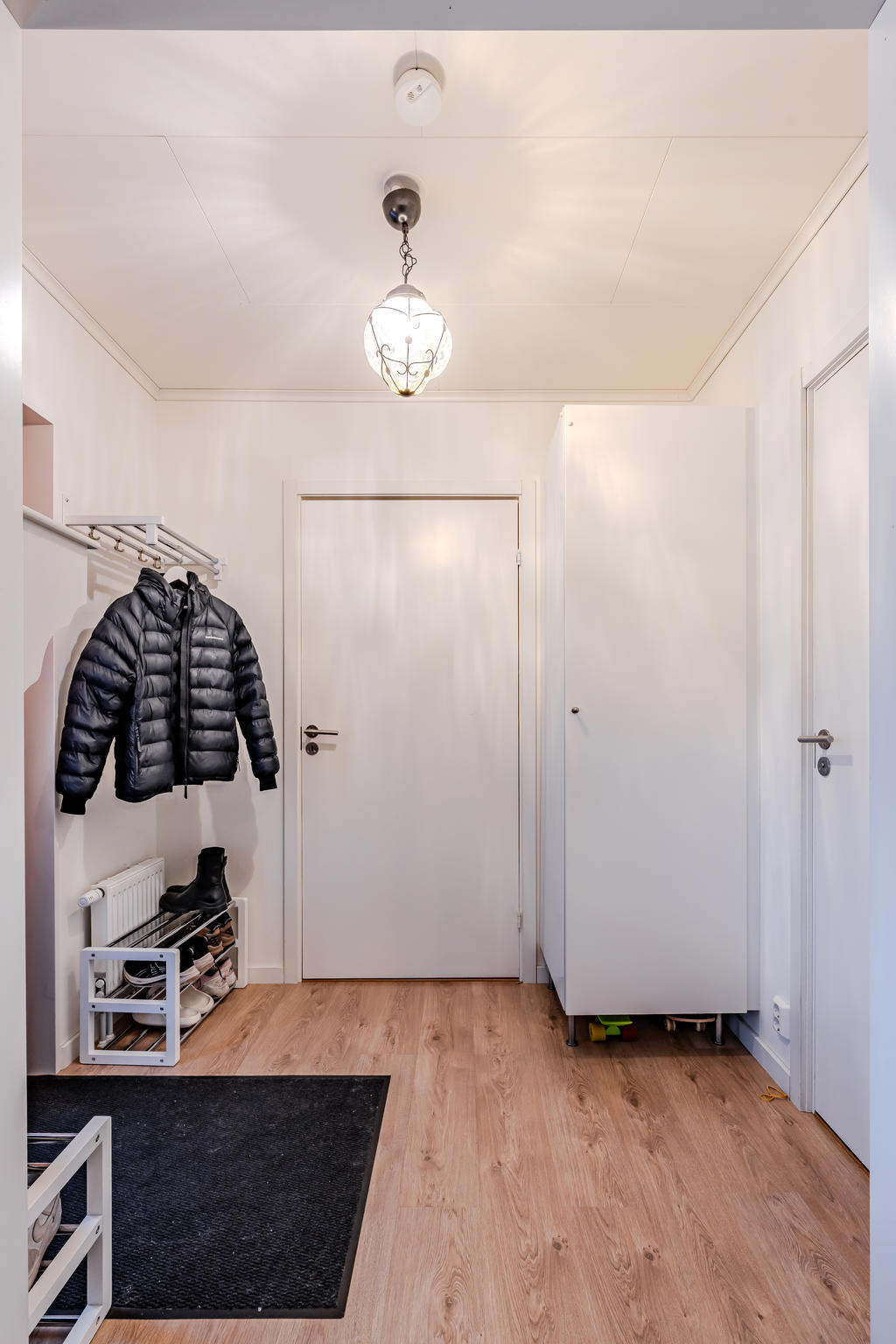 Hall med hatthylla och garderob