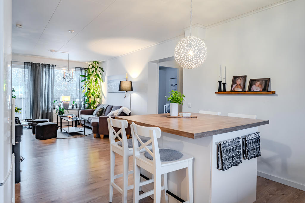 Öppen planlösning mellan kök och vardagsrum