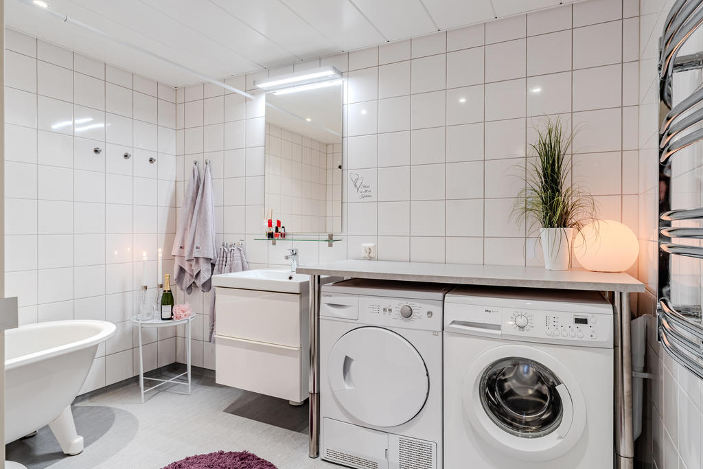 Stort badrum med badkar och tvättavdelning