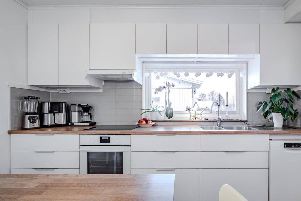 Trevligt med fönster vid köksbänken