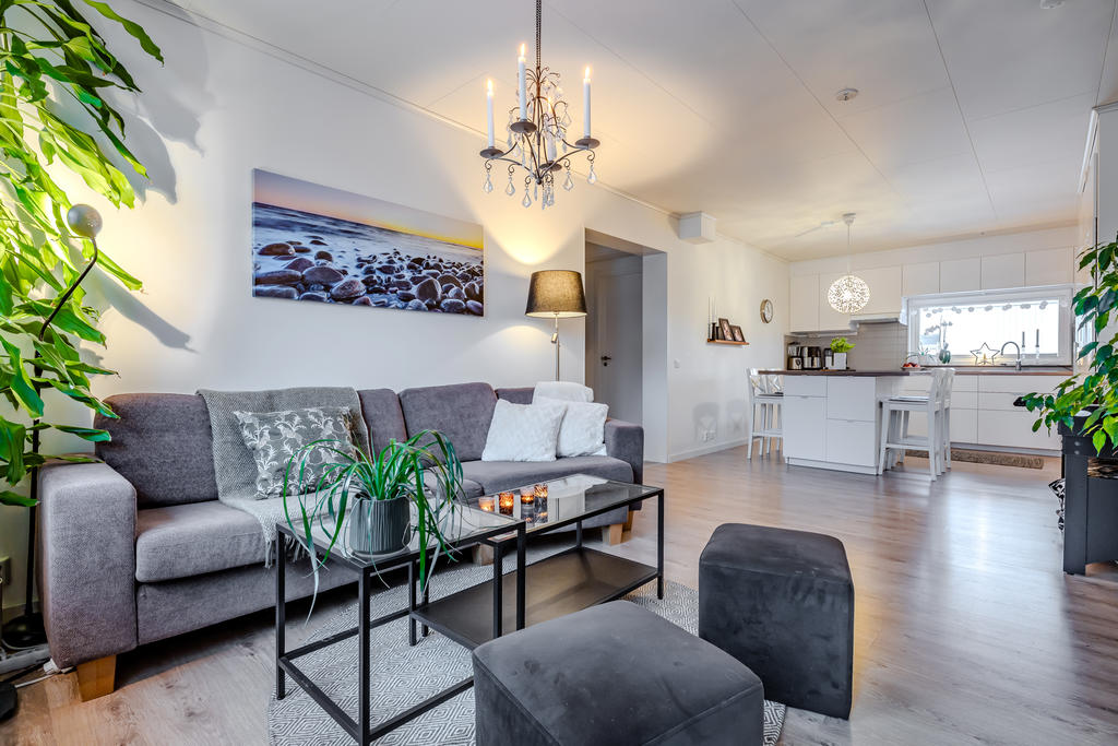 I anslutning till vardagsrum/kök når du två av sovrummen