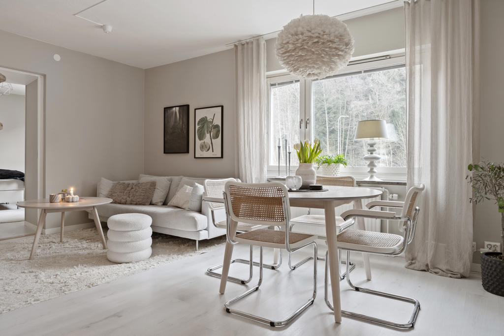 Vardagsrum med gott om plats för soffgrupp och matbord