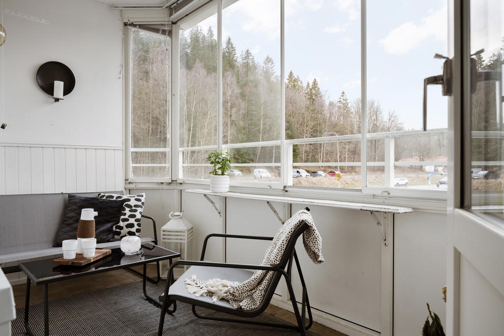 Inglasad balkong i härligt västerläge vilket innebär sol från middag till kväll