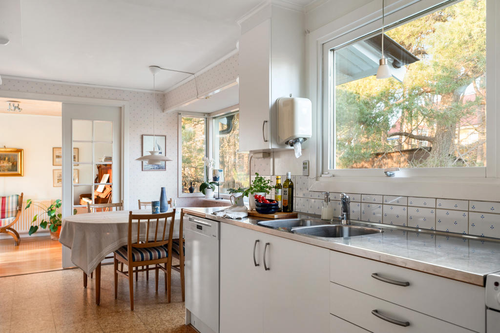 Bra arbetsytor och genomgående ljus som snabbt hittar in från bostadens generösa fönster