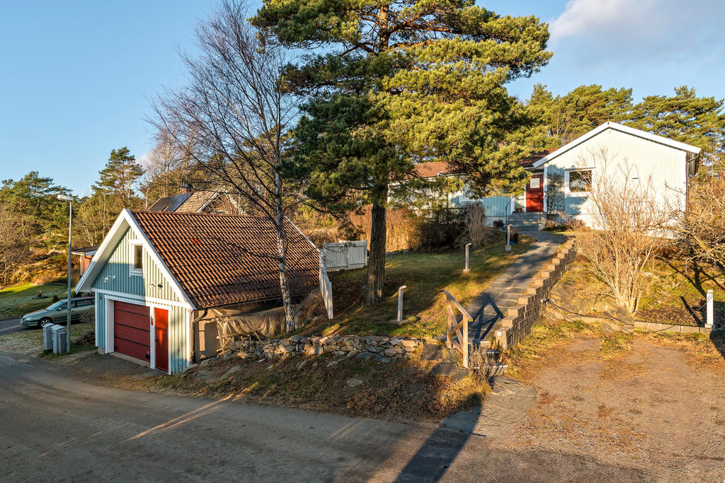 Med både garage och plats för fler bilar på uppfarten
