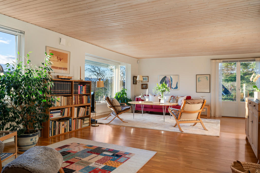 Stort vardagsrum med vackert ljusinsläpp