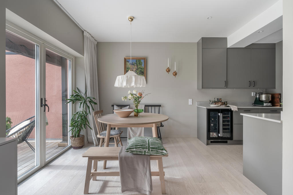 Ett hem med vacker och jordnära färgsättning, där varje detalj noggrant valts ut för att skapa en harmonisk och exklusiv helhet.