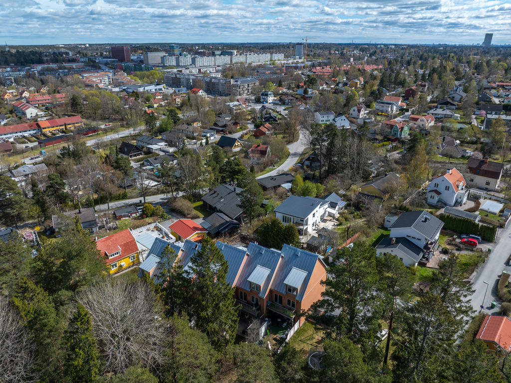 Löftesvägen ligger i populära Töjnan med en kort promenadavstånd till Sollentuna centruum.
