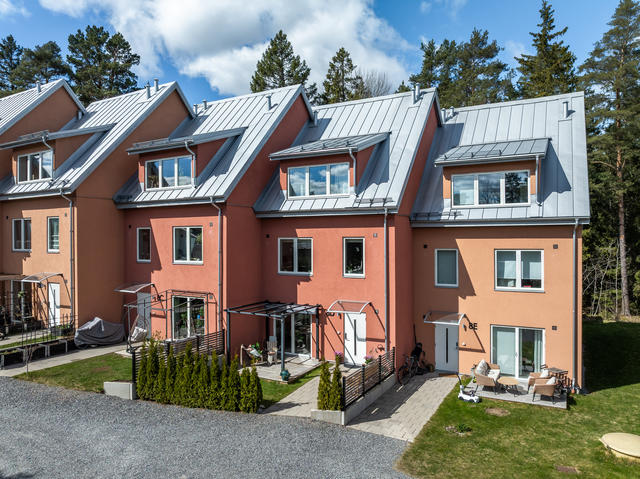 Välkomna hem till Löftesvägen 8D och denna magnifika brf-radhus om 163kvm.