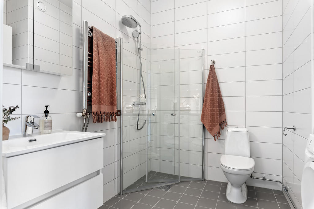 Helkaklat badrum med regndusch. Exempelbild från en liknande bostad.