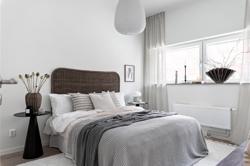 Stort sovrum med fönster ut mot loftgången. Exempelbild från en liknande bostad.