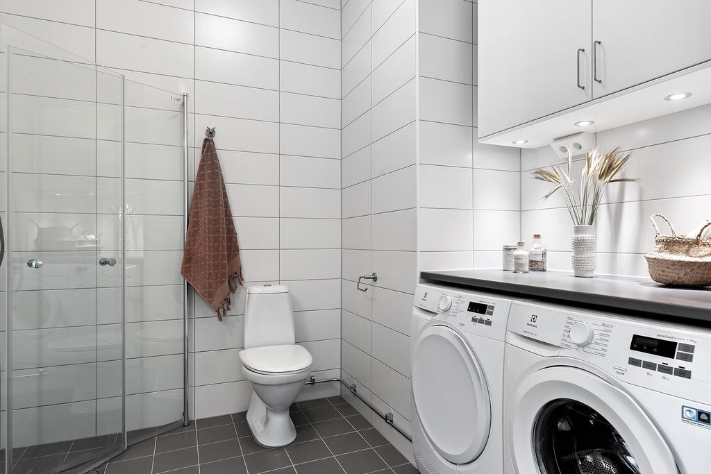 Tvättmaskin och torktumlare. Exempelbild från en liknande bostad.