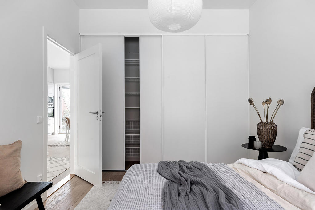 Bra förvaring via den rymliga skjutdörrsgarderoben. Exempelbild från en liknande bostad.