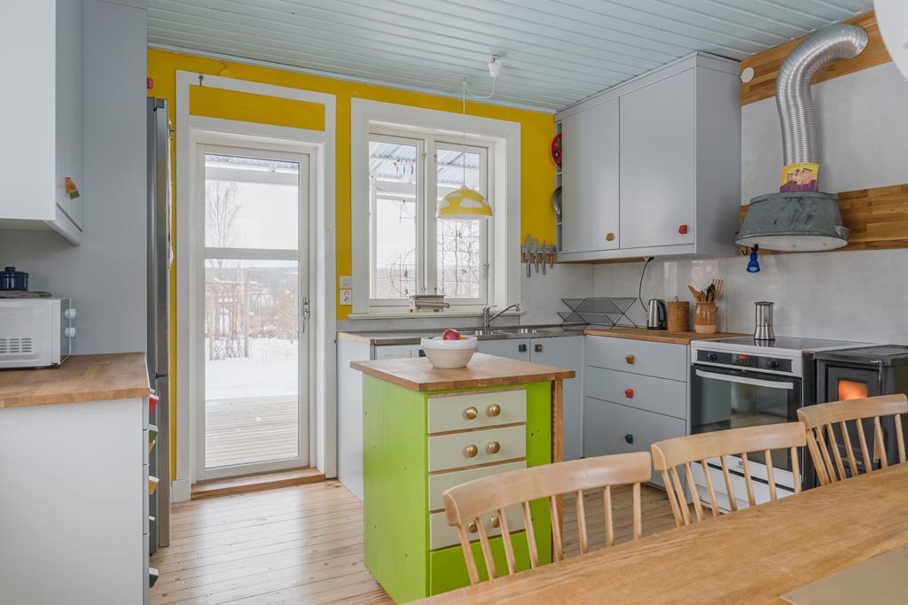 Köket har utgång till altanen i söderläge