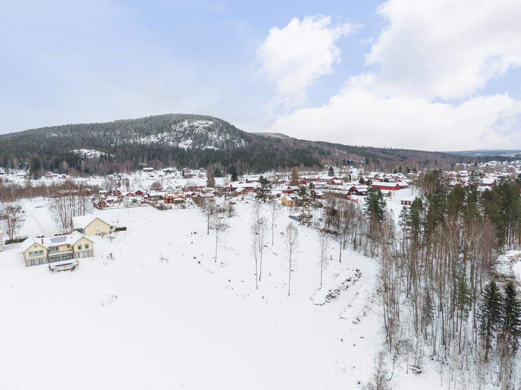 Fastigheten sträcker sig en bra bit nedanför huset